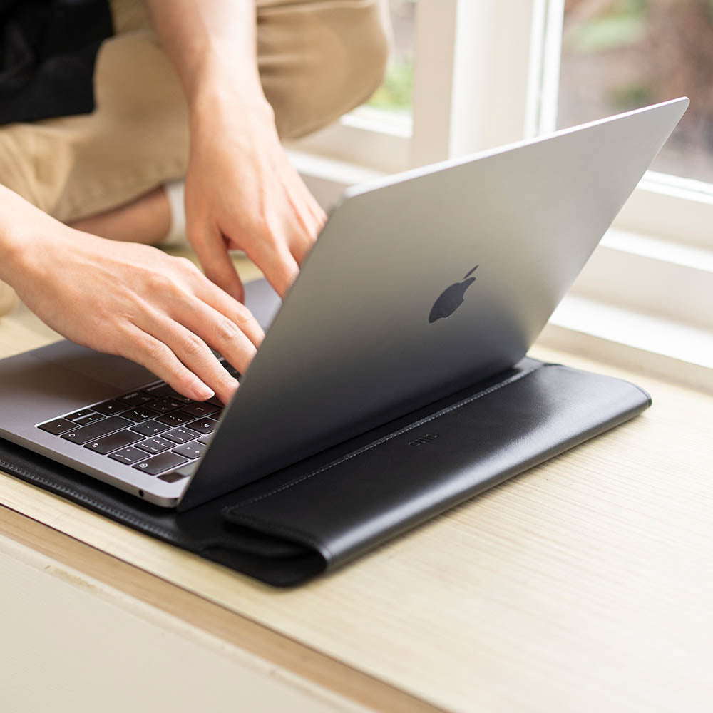 Leather Sleeve for MacBook 13″/14″ – Raven Black