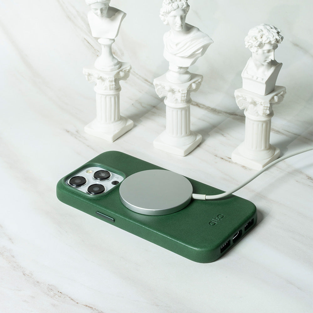 iPhone 15 Series Clop MagSafe Leather Case - Forest Green