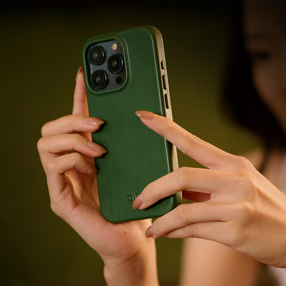 iPhone 15 Series Clop MagSafe Leather Case - Forest Green