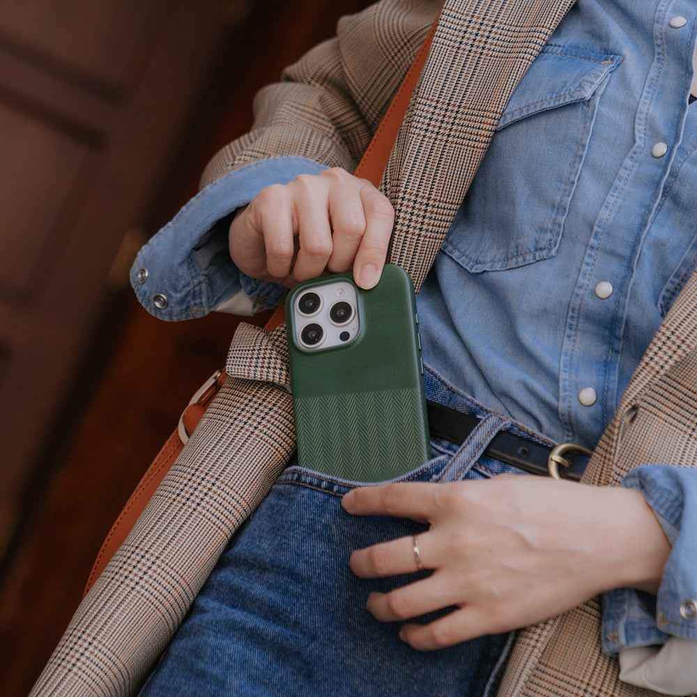 iPhone 16 Series Herring MagSafe Leather Case - Forest Green