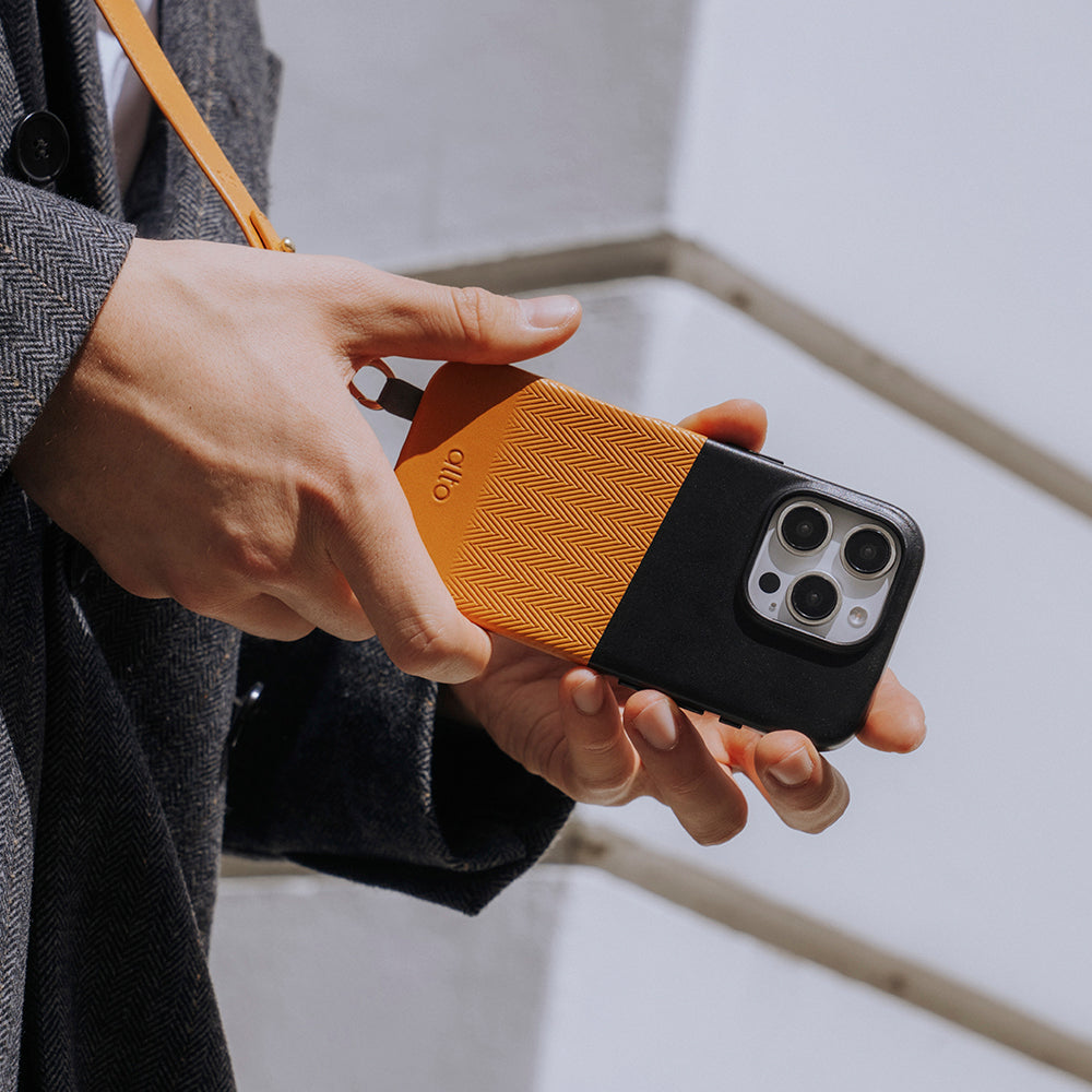 iPhone 16 Series Herring MagSafe Leather Case - Raven Black / Caramel Brown