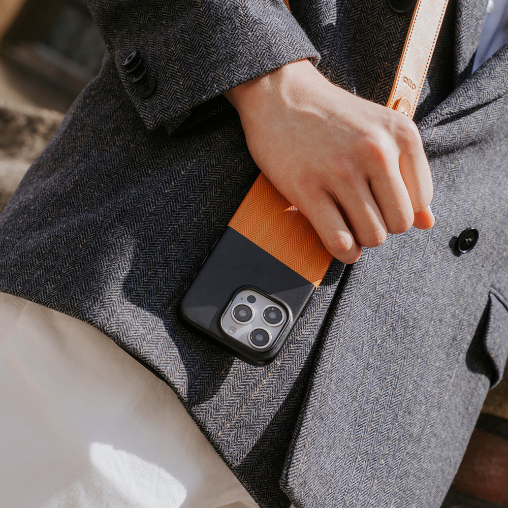 iPhone 16 Series Herring MagSafe Leather Case - Raven Black / Caramel Brown