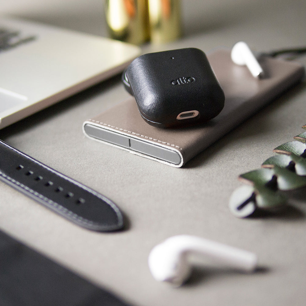 AirPods Leather Case – Raven Black
